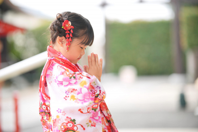 young girl praying at shrine for shichigosan
